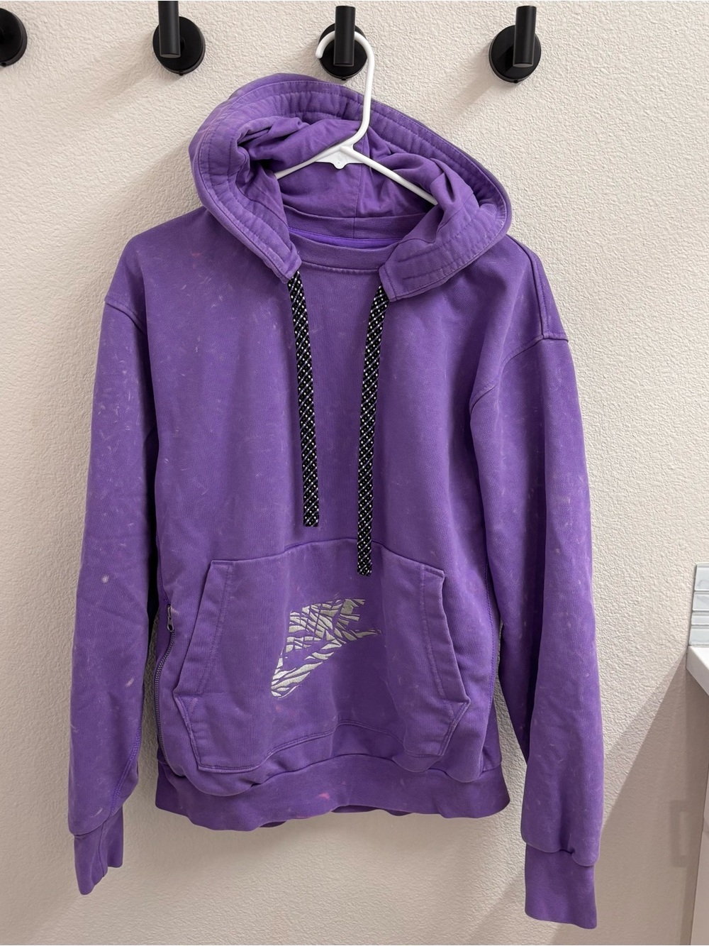 Nike Hooded Sweatshirt with Graphic Pocket Detail • Small